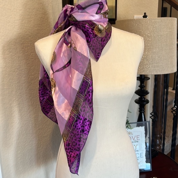 Purple Black Leopard Print Pattern Scarf Gold Tone Chains Sz 36” x 36”  Lavender - Picture 2 of 16